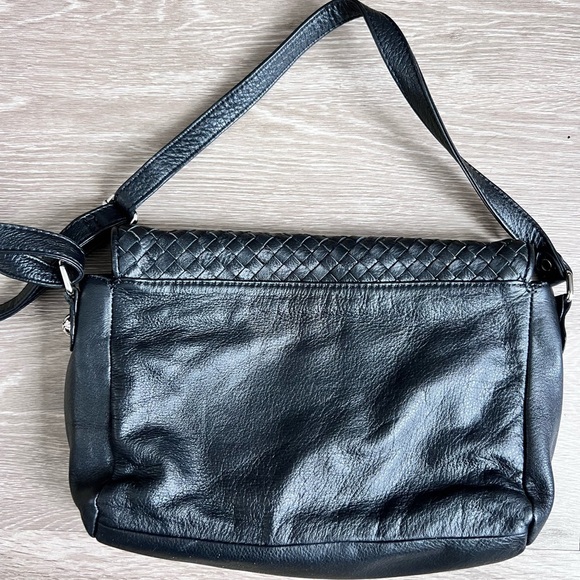 Elliott Lucca black lattice leather shoulder bag. - Picture 5 of 5